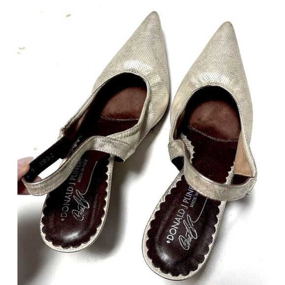 Donald J Pliner 9 Kitten Heel Pointy Heel Strap White Shiny Pearl Beauties - Picture 1 of 10